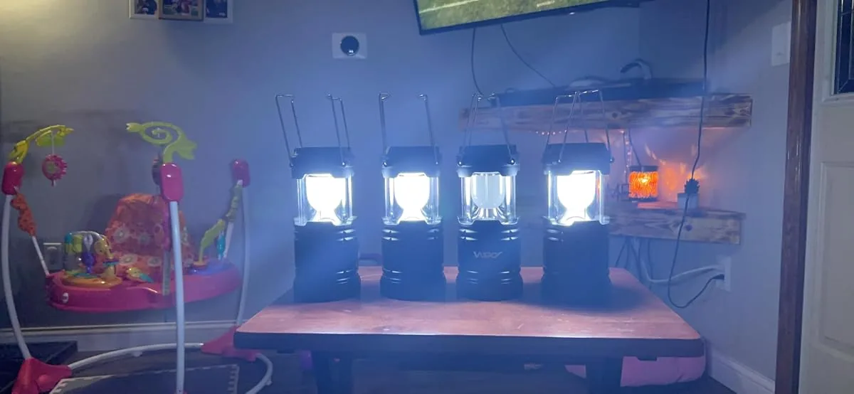 Quatro lanternas acesas: uma pra cada cômodo quando falta luz