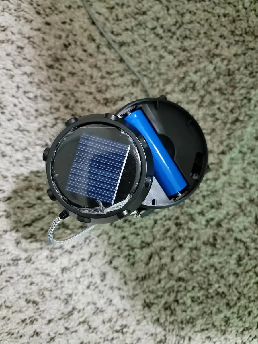 Painel solar no topo: deixa no sol de dia e a luz está pronta à noite
